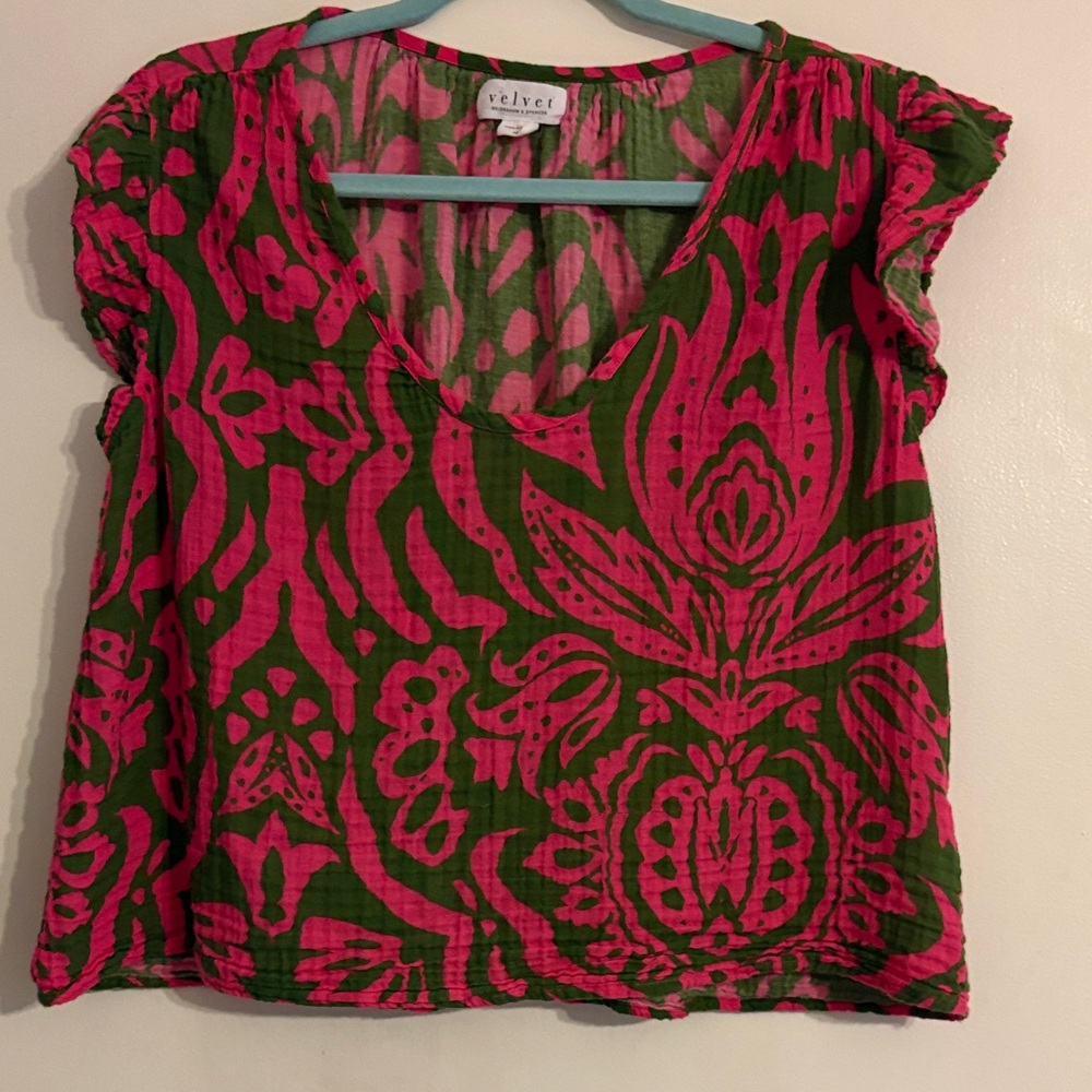 Velvet by Graham + Spencer Aleah Floral-Print Short Sleeve Top . Size M